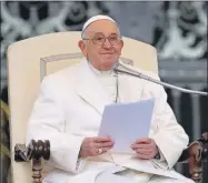  ?? ?? El papa Francisco recibió ayer en el Vaticano al padre superior de los jesuitas en México, Luis Gerardo Moro Madrid, quien le informó de un proyecto que impulsa la Iglesia a favor de la paz en México