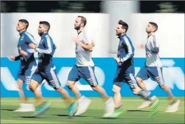  ?? FOTO: EFE ?? La selección argentina ensaya cambios Tras el empate ante Islandia, Messi y sus compañeros necesitan los puntos