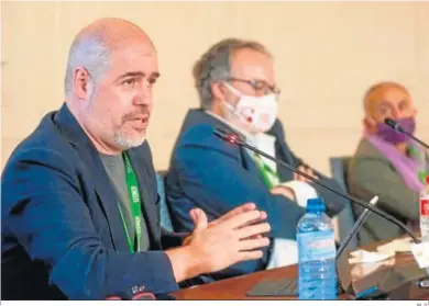  ?? M. G. ?? Unai Sordo, Miguel Ángel Noceda, codirector del curso que organiza la APIE, y Pepe Álvarez, ayer, en Santander.