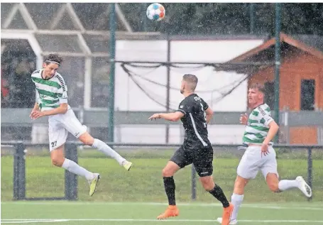  ?? FOTO: MARKUS VAN OFFERN ?? Die SGE Bedburg-Hau, hier Leander Derksen (links) und Jasin Saiti, ging erstmals seit dem 8. Oktober wieder als Verlierer vom Platz.