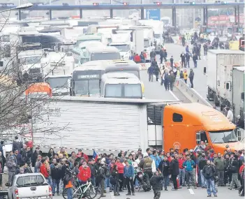  ?? FOTO: RODRIGO SAENZ ?? La manifestac­ión de los camioneros del 27 de agosto de 2015.