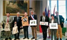  ?? ?? Parmi les cadeaux remis aux officiels de Llanelli, un bouclier avec la carte de l’Europe en forme de ballon de rugby.