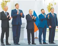  ?? AP ?? Los líderes prorrusos de Jersón y Zaporiyia con Vladimir Putin, y los de Donetsk y Lugansk durante la firma de la adhesión a Rusia./Foto:
