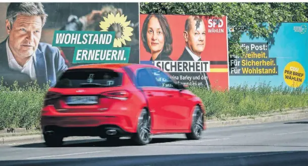  ?? FOTO: DPA ?? Mit Großfläche­nplakaten machen die Parteien derzeit vielerorts auf sich aufmerksam.