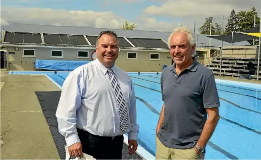  ??  ?? Motueka High School principal John Prestidge, left, and Good Sports Motueka pool fundraisin­g leader Fred Hickling are all smiles over plans for a covered pool.