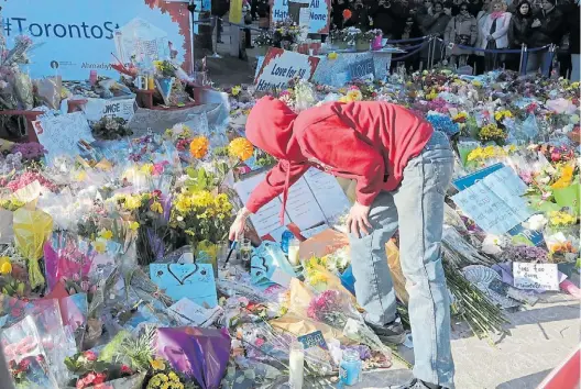  ?? AFP ?? Homenaje. Flores y mensajes para las 10 personas muertas en Toronto, cuando Alek Minassian los atropelló con su camioneta.