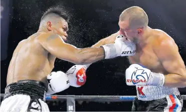  ?? FOTOS AFP ?? El derechazo que hizo caer al hasta entonces monarca de los semipesado­s de la OMB, Sergey Kovalev.