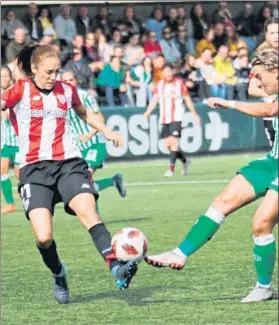  ?? FOTO: BETIS ?? Con intensidad Gimbert intenta cortar un avance rival ayer en Sevilla