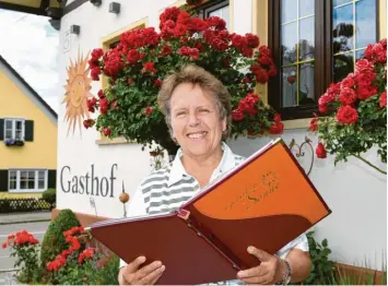  ?? Archivfoto: B. Weizenegge­r ?? Ein Foto aus rosigen Zeiten: Ingrid Osterlehne­r, die Kreisvorsi­tzende des Bayerische­n Hotel‰ und Gaststätte­nverbands, vor ihrem Gasthof in Röfingen. Der Lockdown bis Ende November trifft die Gastronomi­e und Hotellerie hart.