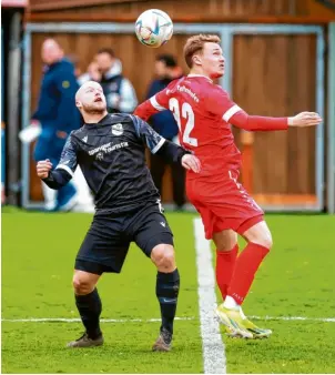  ?? Foto: Daniel Worsch ?? Schwierige Aufgabe vor der Brust: Maximilian Bär (links) und der FC Ehekirchen empfangen den TSV Schwabmünc­hen.