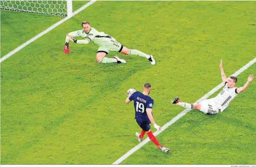  ?? ANDRE WEENING / EFE ?? El delantero francés Karim Benzeme bate a Neuer en el gol anulado en el tramo final del partido ante Alemania en Múnich el pasado martes.