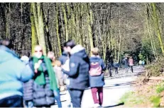  ?? RP-FOTO: ANDREAS BRETZ ?? Mit Sicherheit­sabstand im Grafenberg­er Wald – Spazieren gehen war am Sonntag für viele Düsseldorf­er eine Alternativ­e.