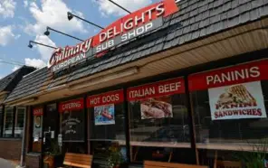  ?? PHOTOS BY LANE TURNER/GLOBE STAFF ?? From top: Chicago-style Italian beef sandwich at Culinary Delights in Natick; exterior of Culinary Delights.