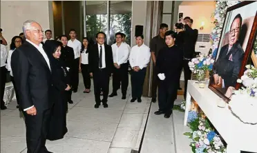  ??  ?? Final farewell: Najib and Rosmah paying their last respects as the late Yeoh’s eldest son, Tan Sri Francis Yeoh (in suit), looks on.