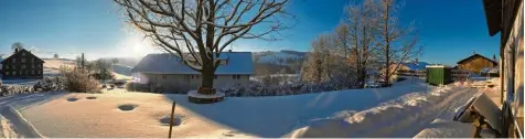  ?? Foto: Eva Kindelbach­er ?? So lässt sich die Wintersonn­e genießen: Der 360 Grad Blick von der Südterrass­e der Neusässer Hütte in Wiederhofe­n geht in die Allgäuer Bergwelt.