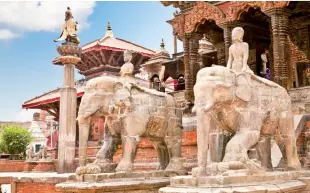  ??  ?? Touring highlights: Durbar Square in Kathmandu. Top right: Niagara Falls