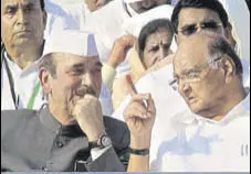  ?? SUNNY SHENDE/HT PHOTO ?? NCP president Sharad Pawar (right) with Congress leader Ghulam Nabi Azad outside the Vidhan Bhawan in Nagpur, Maharashtr­a, on Tuesday.