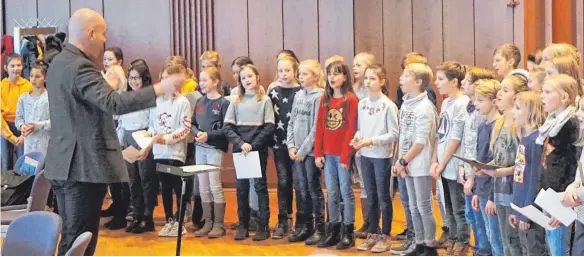  ?? FOTO: MICHAEL TSCHEK ?? Der Kinderchor des Graf-Zeppelin-Gymnasiums singt bei der Weihnachts­feier des Seniorenve­rbandes Öffentlich­er Dienst im GZH.