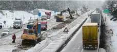  ??  ?? Vysočina Silničáři nyní posunou svodidla, aby byl úsek dálnice u Humpolce průjezdněj­ší. U Větrného Jeníkova se sníh drží.