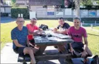  ??  ?? Le bureau du Tennis club d’Aurignac Le tournoi de tennis a débuté avec 70 inscrits, nombre important dans ce contexte COVID-19. Il se déroule sur 15 jours, du 04