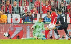  ?? FOTO: AFP ?? Bayerns Torwart Manuel Neuer ist geschlagen, Cristiano Ronaldo (Nummer 7) trifft zum 2:1 für Real Madrid. Die Entscheidu­ng.