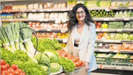  ?? MITXI ?? Rosa Carabel, directora de Eroski, en un supermerca­do de la marca en Elorrio (Bizkaia).