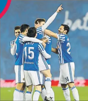  ?? FOTO: UNCITI ?? Los jugadores de la Real celebran uno de los dos goles al Deportivo de la Coruña