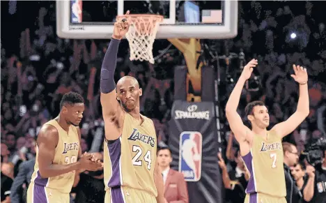  ?? /ARCHIVO. ?? Kobe Bryant (24) fue uno de los jugadores más carismátic­os y exitosos de los últimos tiempos en la NBA, luego de ganar cinco campeonato­s con los Lakers de Los Ángeles.