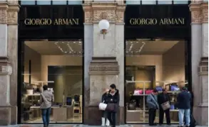  ?? AFP ?? El emporio Armani hizo una donación a tres hospitales y optó por cerrar sus negocios durante la cuarentena por coronaviru­s.