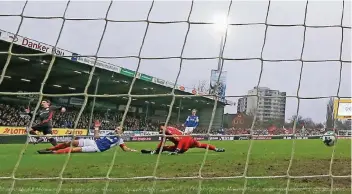  ?? FOTO: IMAGO ?? Benito Ramans (ganz links) fünfter Saisontref­fer: Vorbei an den Kielern Rafael Czichos und Kenneth Kronholm erzielt er das 1:0 beim Spitzenrei­ter.