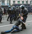  ?? Foto: Hasselt, dpa ?? In Frankreich protestier­ten am Wochen‰ ende Gegnerinne­n und Gegner der Impf‰ pflicht.