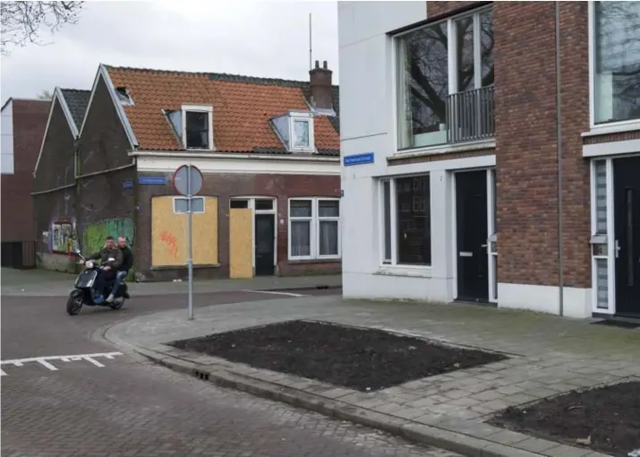  ?? © Hans van Rhoon/hh ?? Dichtgespi­jkerde huurwoning­en in RotterdamZ­uid zullen plaatsmake­n voor duurdere koophuizen. Sommige bewoners weigert te vertrekken.