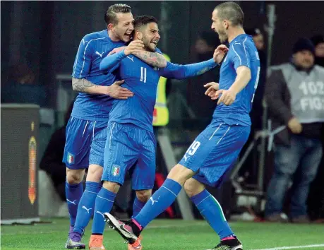  ??  ?? Protagonis­ti Bernardesc­hi e Insigne, che saranno impiegati da Conte anche questa sera, festeggian­o con Bonucci il gol alla Spagna (Ansa)