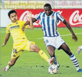  ?? FOTO: RS ?? Sagnan trata de zafarse de la entrada de Take Kubo en un lance del partido de ayer