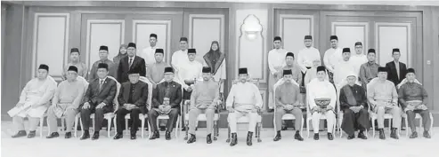  ??  ?? UNTUK ALBUM: Dr Abdul Rahman merakam kenangan bersama Sultan Hassanal Bolkiah serta tetamu kehormat lain.