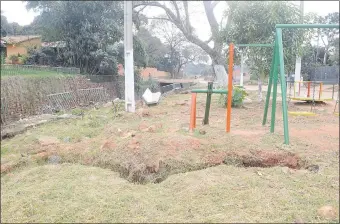  ??  ?? Resto de la plaza que se está deslizando al canal por el aumento incontrola­ble de las riadas durante las lluvias. Nótese cómo las barandas de protección están afectadas.