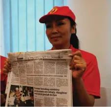  ?? ?? Lau shows The Borneo Post’s report on Ching Yong saying he would fight for Sarawak to become the first autonomous territory in Malaysia.