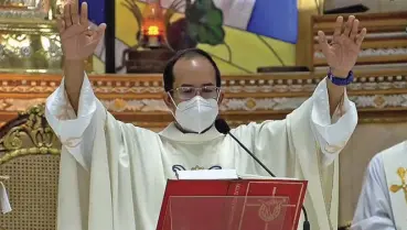  ??  ?? Father Ponpon Vasquez celebrates the Holy Eucharist