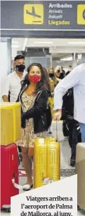  ?? ?? Viatgers arriben a l’aeroport de Palma de Mallorca, al juny.