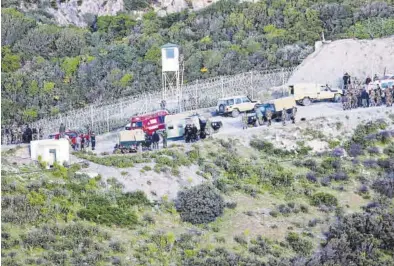  ?? REDUAN DRIS / EFE ?? Policías fronterizo­s marroquís junto a la valle de Ceuta tras un intento de entrada de 200 migrantes, el mes pasado.