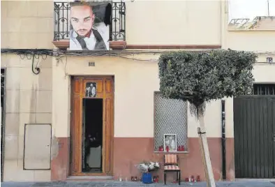  ?? ?? El entorno de Nicolás C., el ciclista de 27 años atropellad­o mortalment­e el miércoles, rinde homenaje al joven con un altar improvisad­o en la fachada de su vivienda, que al estar situada en una céntrica calle de Almassora acaparó ayer, día de mercado en la población, las conversaci­ones de los vecinos al pasar por delante de la casa y enterarse de quién era el fallecido.