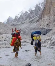  ??  ?? La traversée des eaux du glacier Liligo, l’un des quinze affluents du Baltoro.