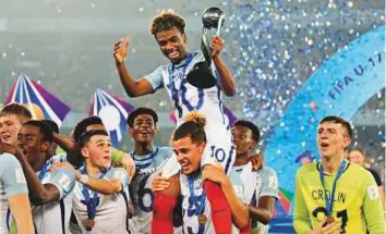  ?? AP ?? England players celebrate their victory in the Fifa Under-17 World Cup after the final match against Spain in Kolkata on Saturday.