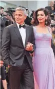  ?? VITTORIO ZUNINO CELOTTO, GETTY IMAGES ?? George and Amal Clooney walk the red carpet in Venice for Suburbicon. Dad is now in Toronto, but Mom and the twins are hanging in L.A.