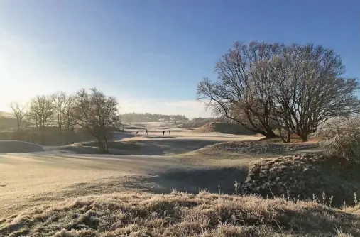  ?? FOTO: KONINKLIJK­E HAAGSCHE GOLF & COUNTRY CLUB ?? Der Koninklijk­e Haagsche Golf und Country Club hat den ältesten Golfplatz Hollands in einer fordernden Dünenlands­chaft.