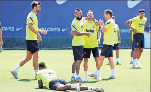  ??  ?? Piqué, Vidal, Alba y Sergi Roberto sonríen durante el entrenamie­nto.