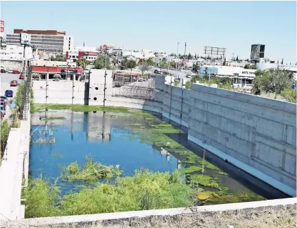  ??  ?? En la avenida Carranza y Niños Héroes existía el proyecto para la construcci­ón de un estacionam­iento subterráne­o y centro comercial; actualment­e este punto está inundado con agua lamosa