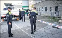  ??  ?? RIESGO. La policía valló ayer todo el perímetro del estadio.