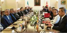  ?? Foto: Iranian Presidency, dpa ?? Vertreter aus der Türkei und dem Iran redeten am Montag in der türkischen Stadt Istanbul über den Krieg in Syrien.