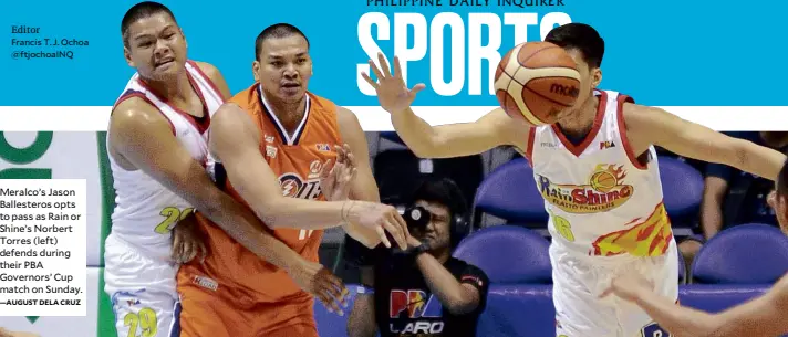  ?? —AUGUST DELA CRUZ ?? Meralco’s Jason Ballestero­s opts to pass as Rain or Shine’s Norbert Torres (left) defends during their PBA Governors’ Cup match on Sunday.